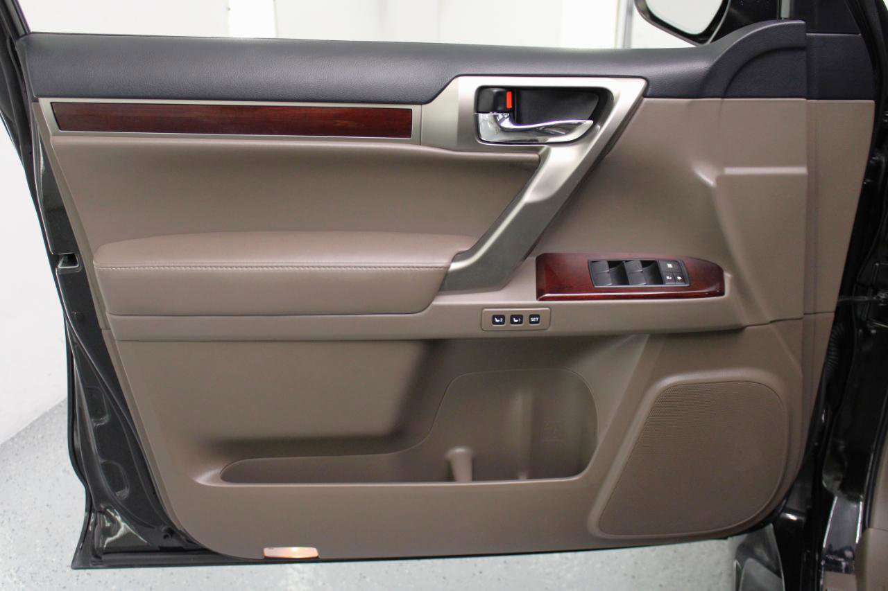Used 2017 Lexus GX 460 Premium w/ Premium Package image 36