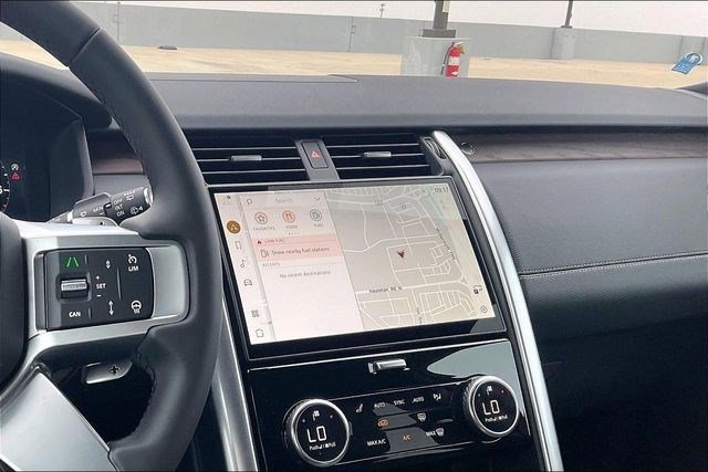 New 2026 Land Rover Discovery Dynamic SE image 6