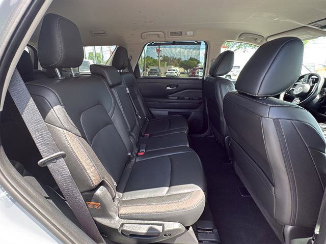 Used 2023 Nissan Pathfinder SL w/ Lighting Package (N92) FWD image 15