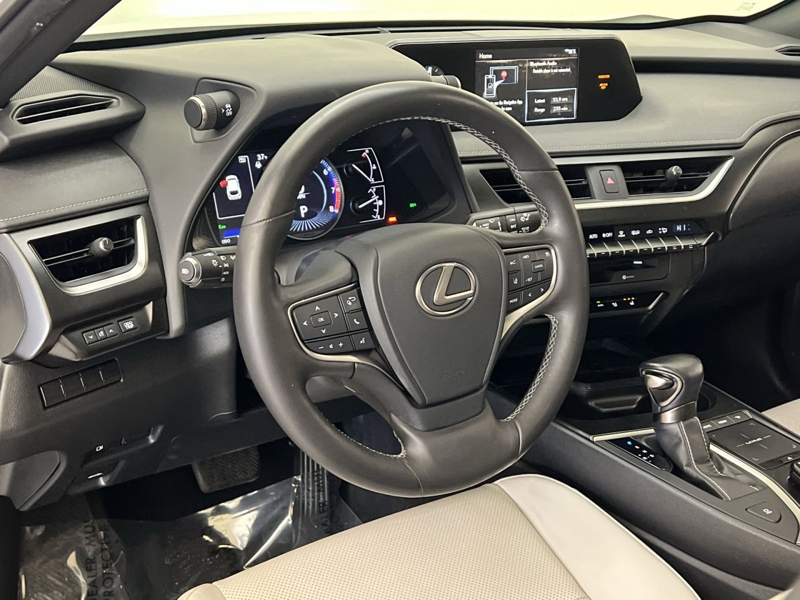 Used 2019 Lexus UX 200 image 14