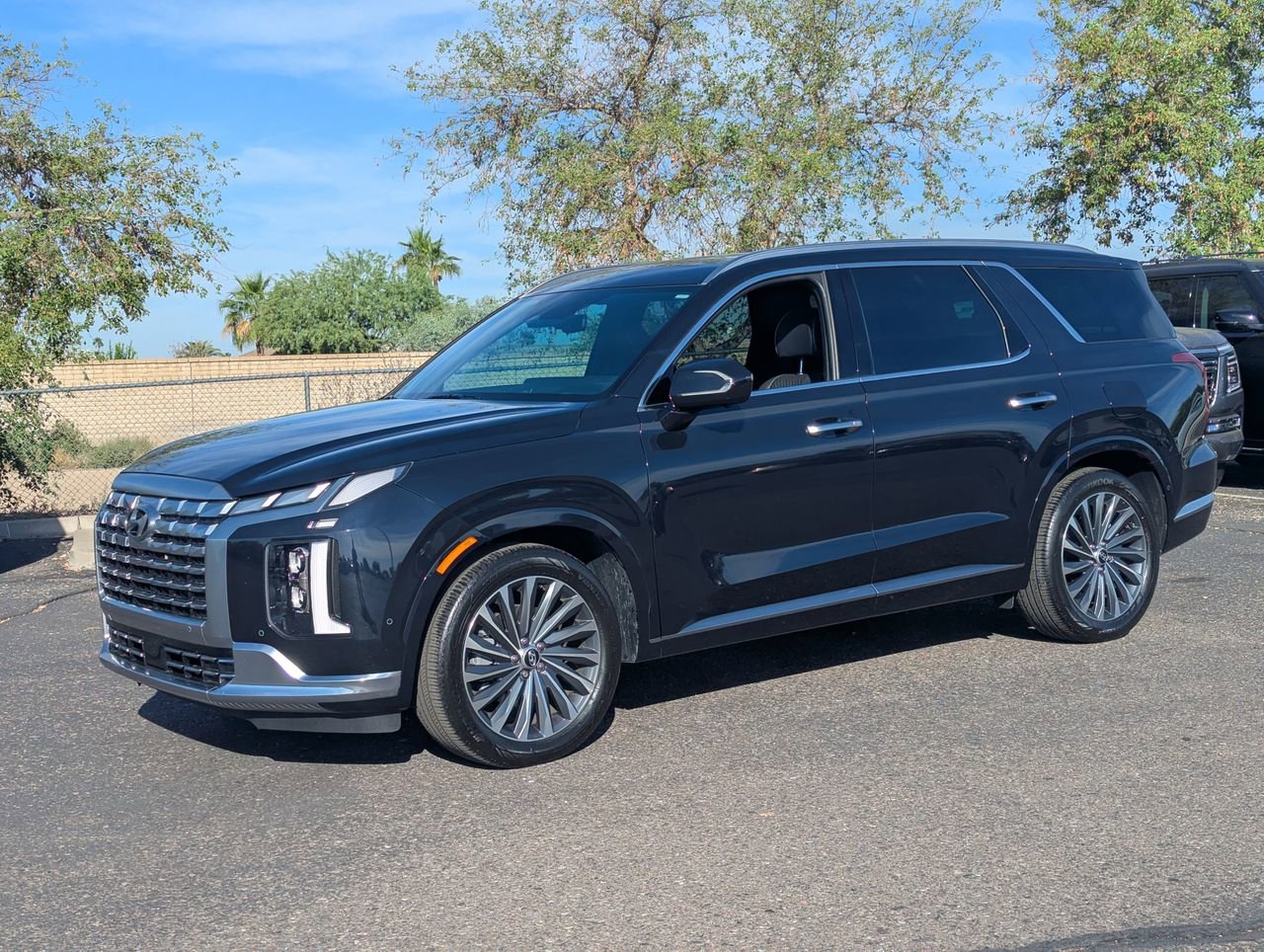 Used 2024 Hyundai Palisade Calligraphy image 2