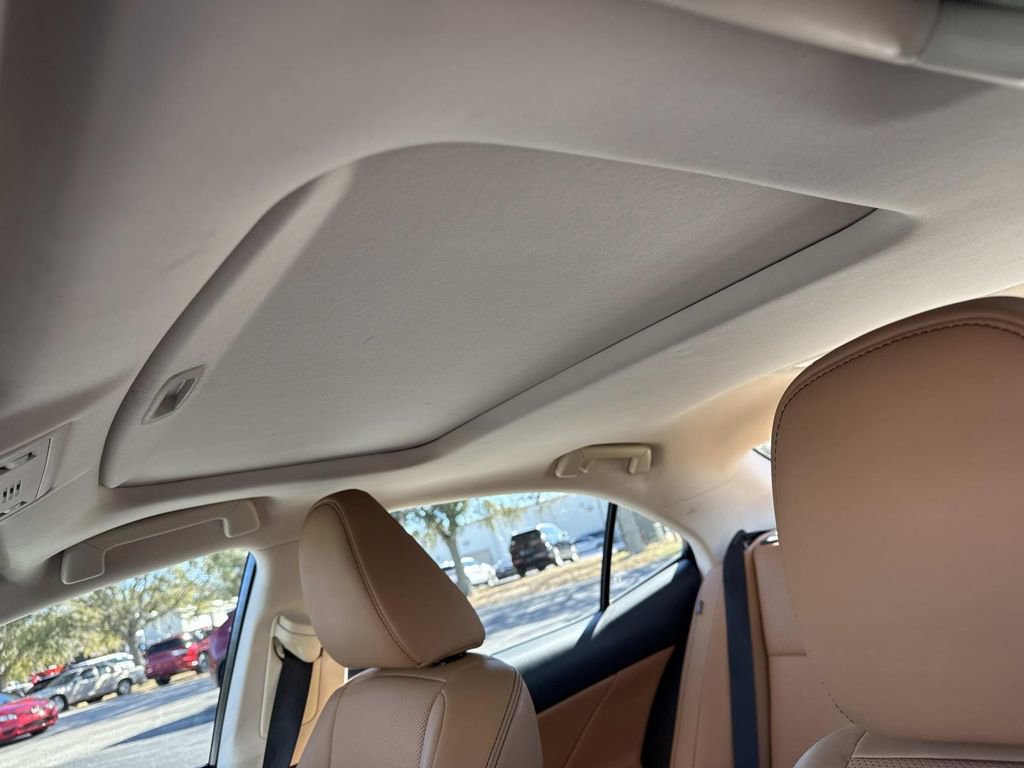 Used 2017 Lexus IS 200t image 32