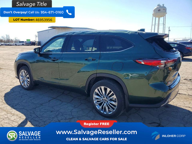 Used 2023 Toyota Highlander Platinum FWD image 3