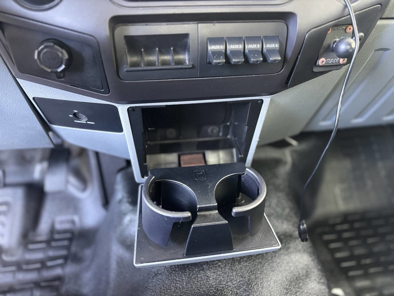 Used 2011 Ford F550 4X2 2dr Regular Cab 140.8 200. w/ Payload Upgrade Pkg image 17