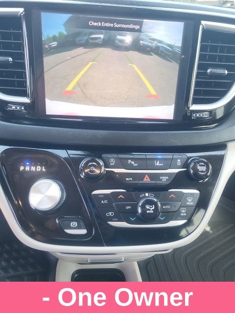 Used 2023 Chrysler Pacifica Touring-L FWD image 4