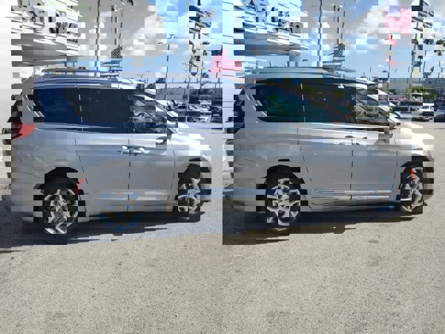 Used 2018 Chrysler Pacifica Touring-L w/ Tire & Wheel Group image 8