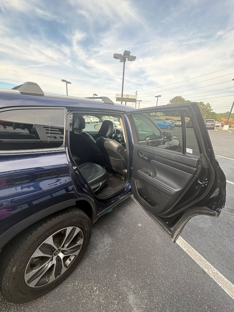 Used 2022 Toyota Highlander XLE AWD/4WD image 25