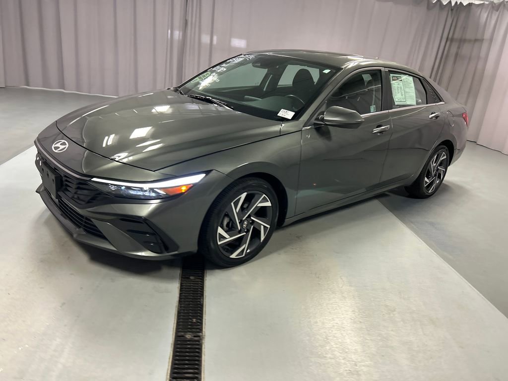 Used 2025 Hyundai Elantra SEL image 3