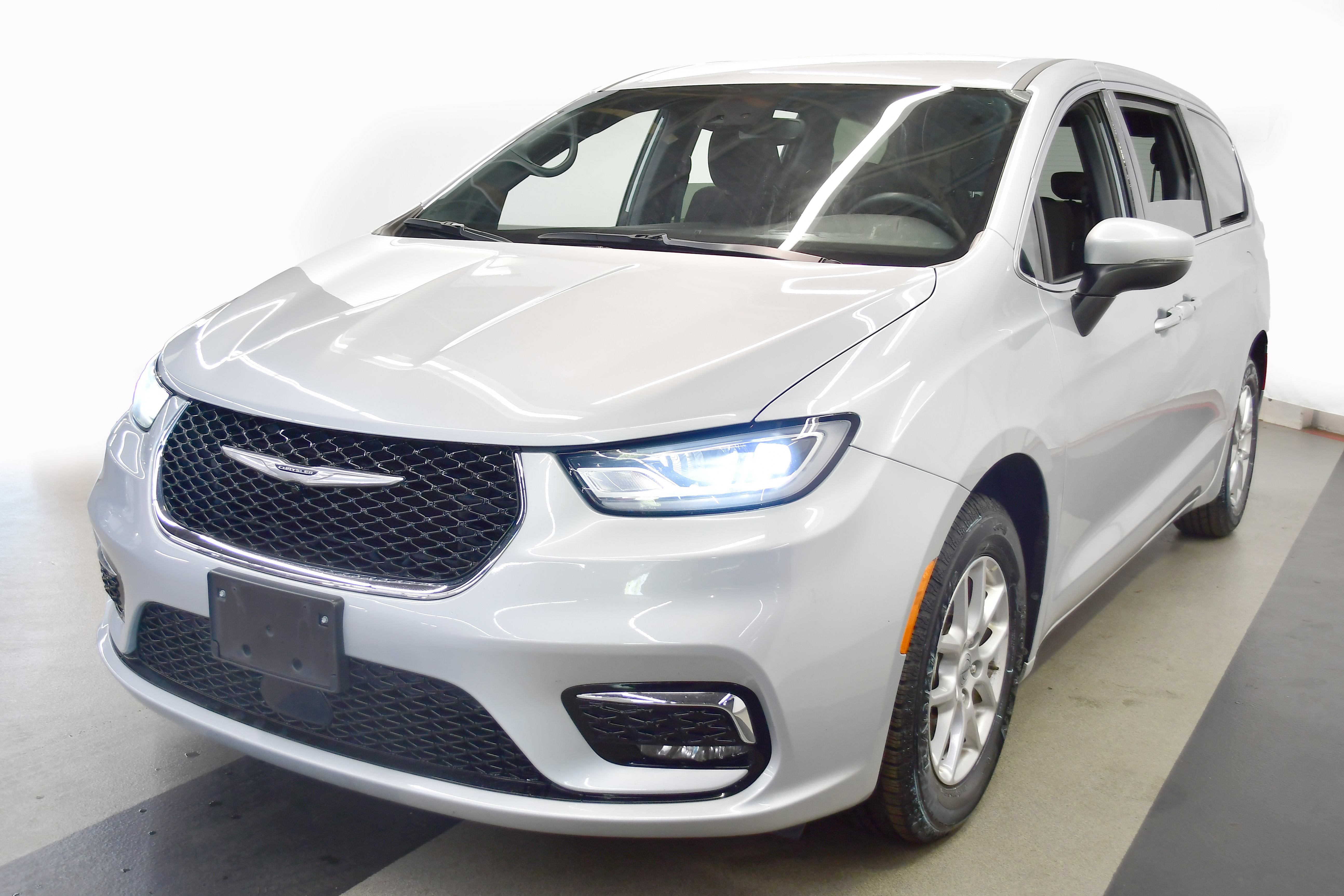 Used 2023 Chrysler Pacifica Touring FWD image 4