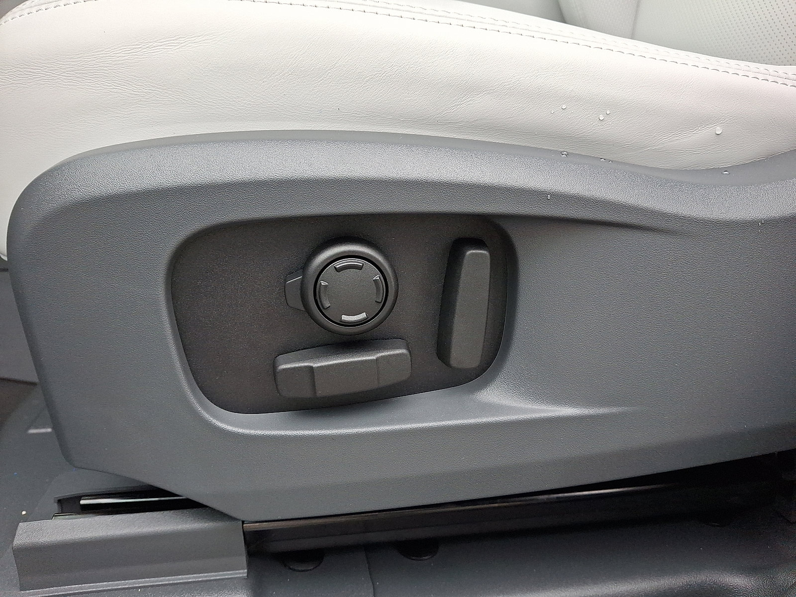 New 2026 Land Rover Defender 110 X-Dynamic SE image 4