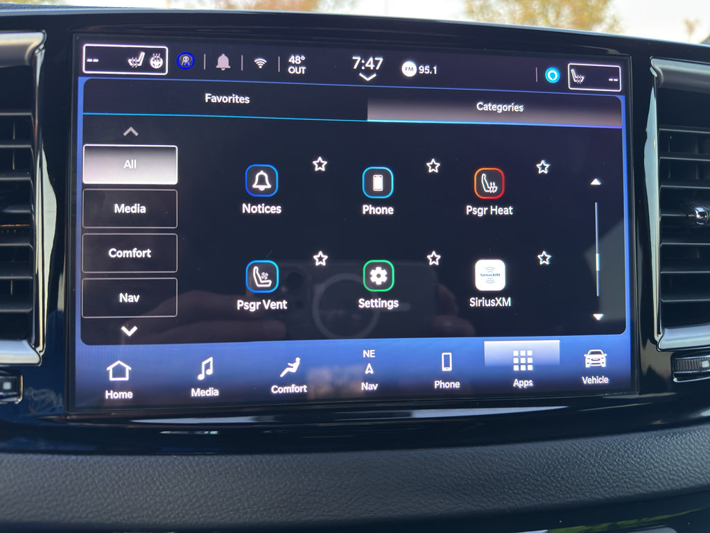 Used 2025 Chrysler Pacifica Limited FWD image 29