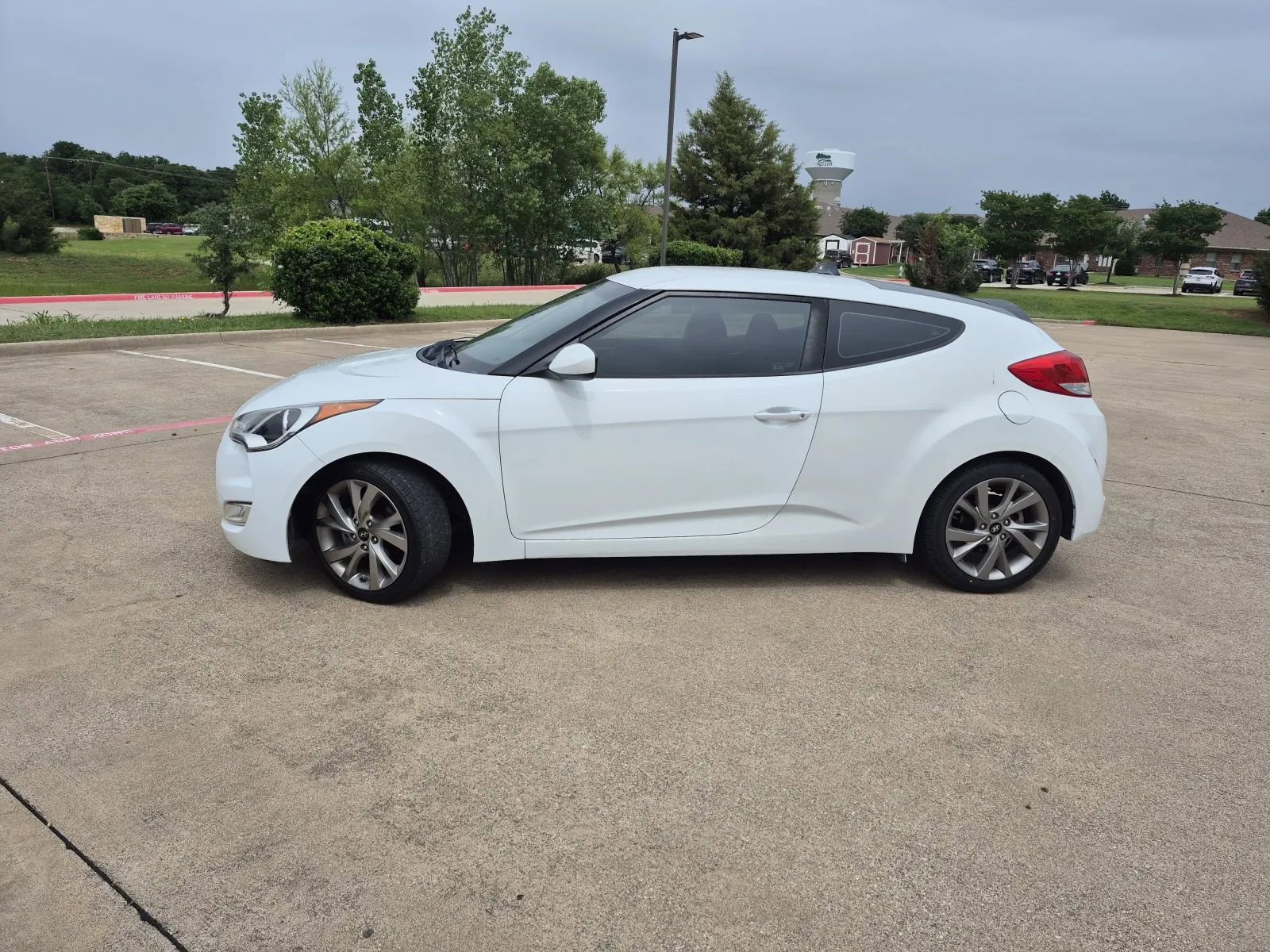 Used 2017 Hyundai Veloster FWD image 2