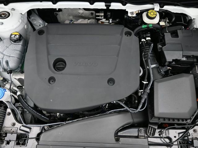 Used 2024 Volvo XC40 B5 Plus image 34