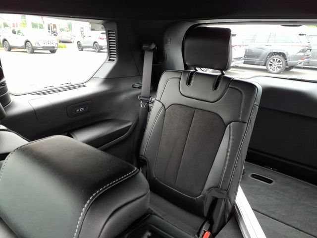 Used 2025 Jeep Grand Cherokee L Altitude AWD/4WD image 8