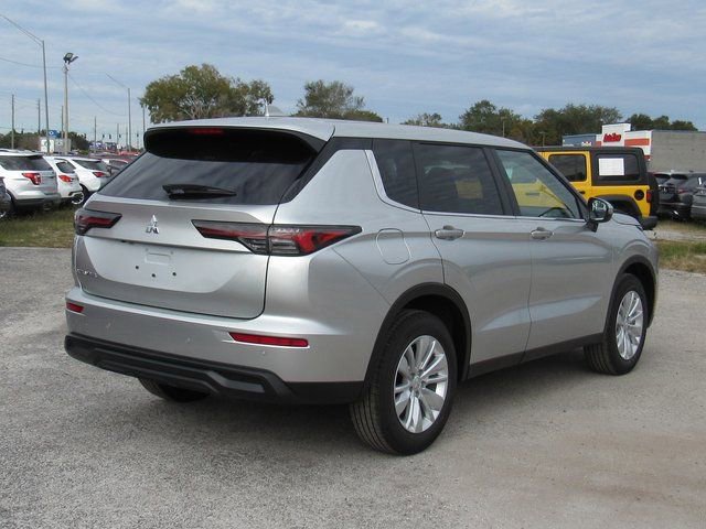 New 2026 Mitsubishi Outlander ES image 3