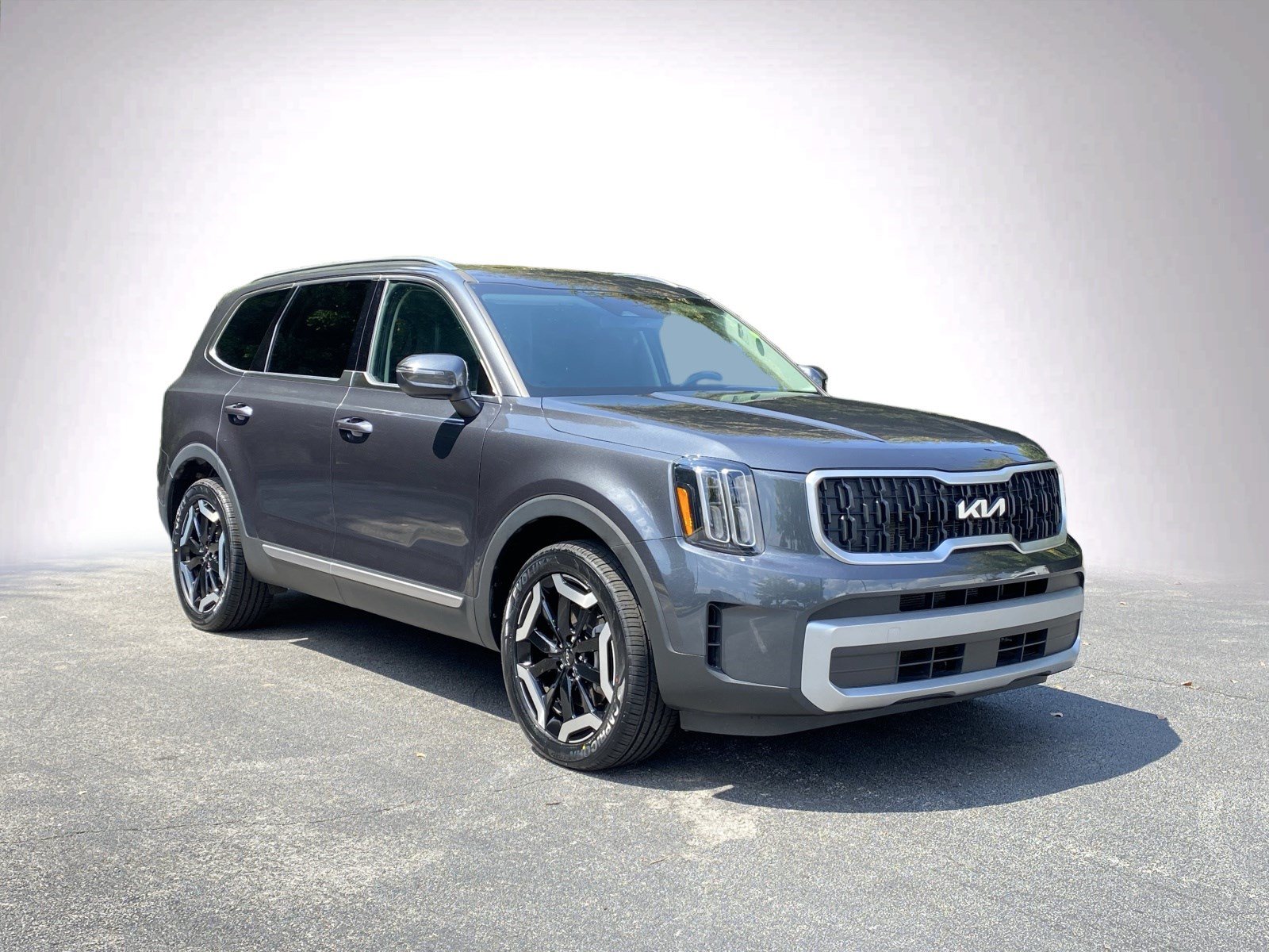 Used 2024 Kia Telluride EX w/ EX Captain's Chair Package FWD image 2