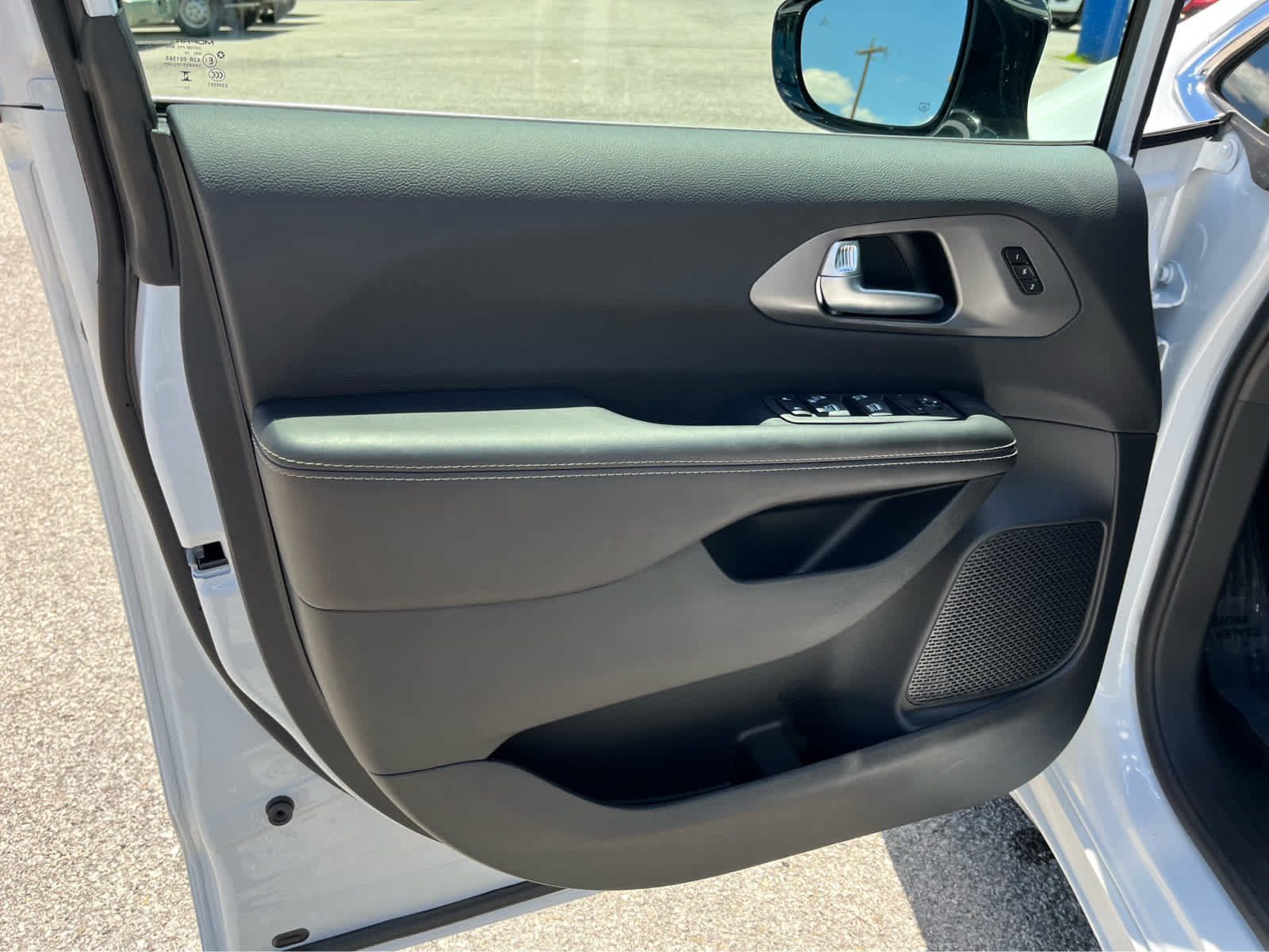 New 2026 Chrysler Pacifica Select FWD image 11
