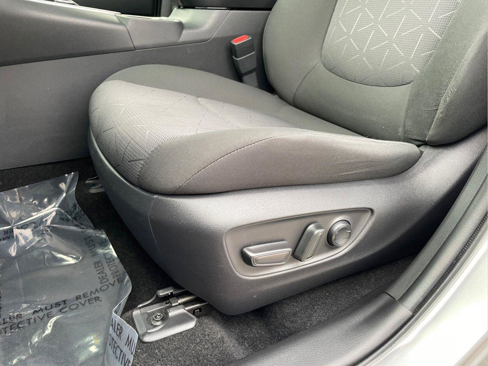 Used 2020 Toyota RAV4 XLE w/ Carpet Mat Package image 28