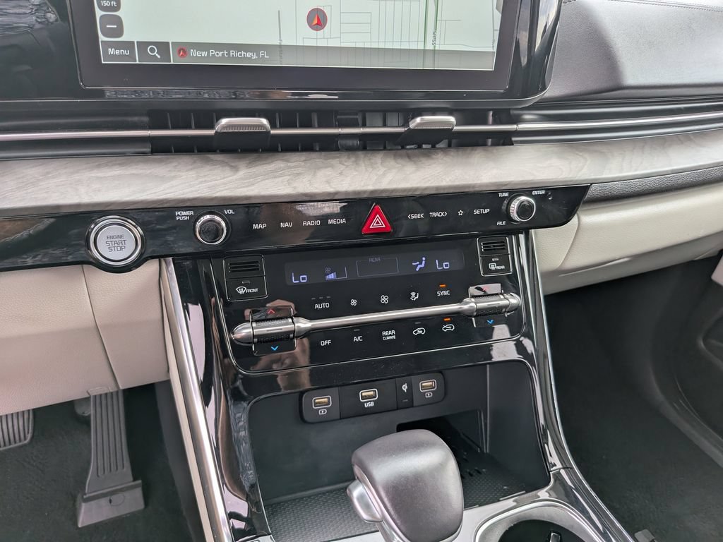 Used 2024 Kia Carnival EX FWD image 25