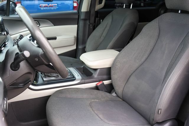 Used 2023 Kia Carnival LX FWD image 10