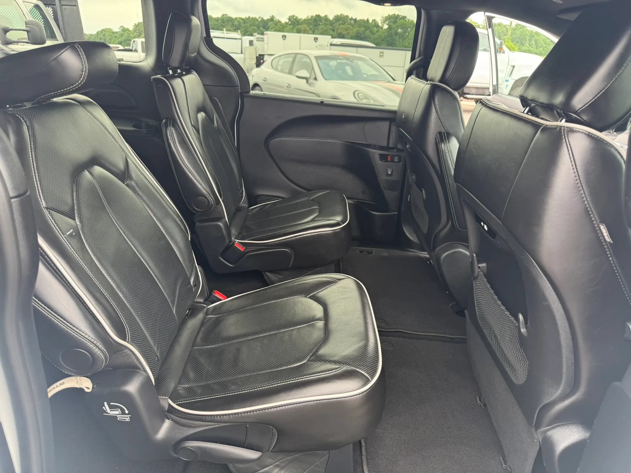 Used 2025 Chrysler Pacifica Limited FWD image 18