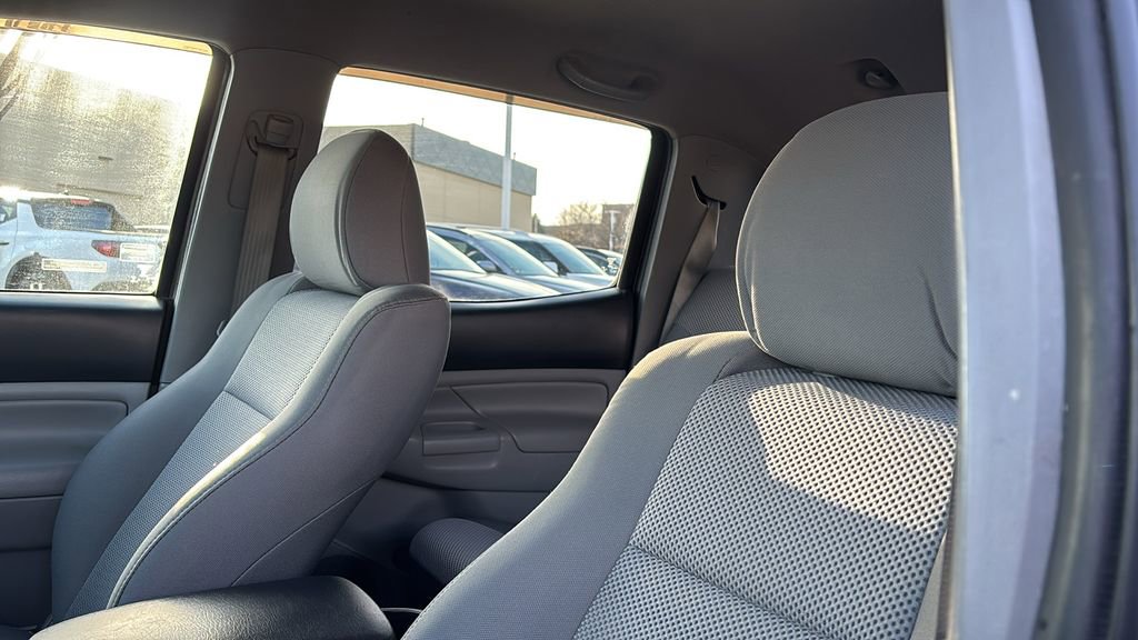 Used 2015 Toyota Tacoma Base image 25