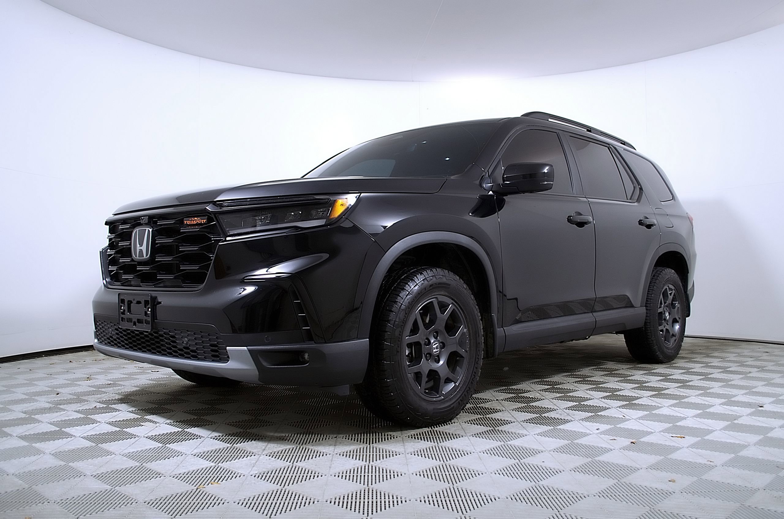 Used 2025 Honda Pilot TrailSport image 2