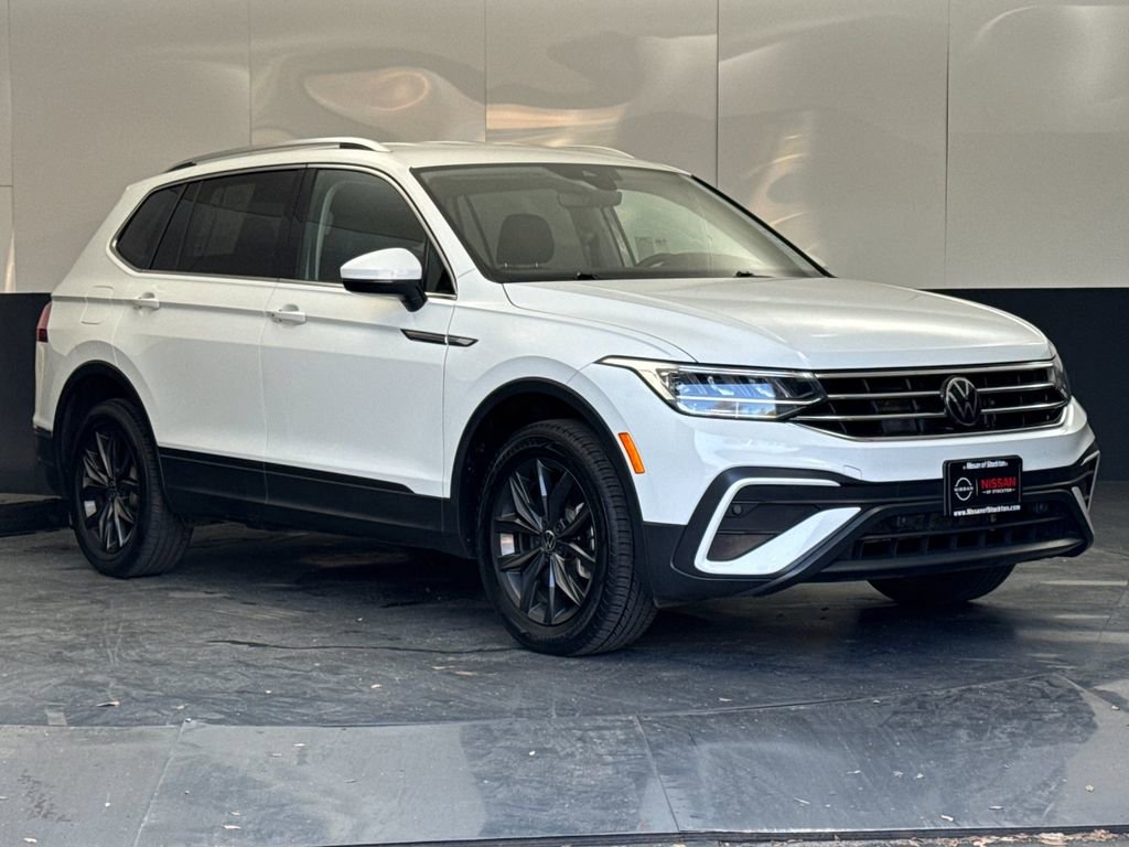 Used 2024 Volkswagen Tiguan SE image 1