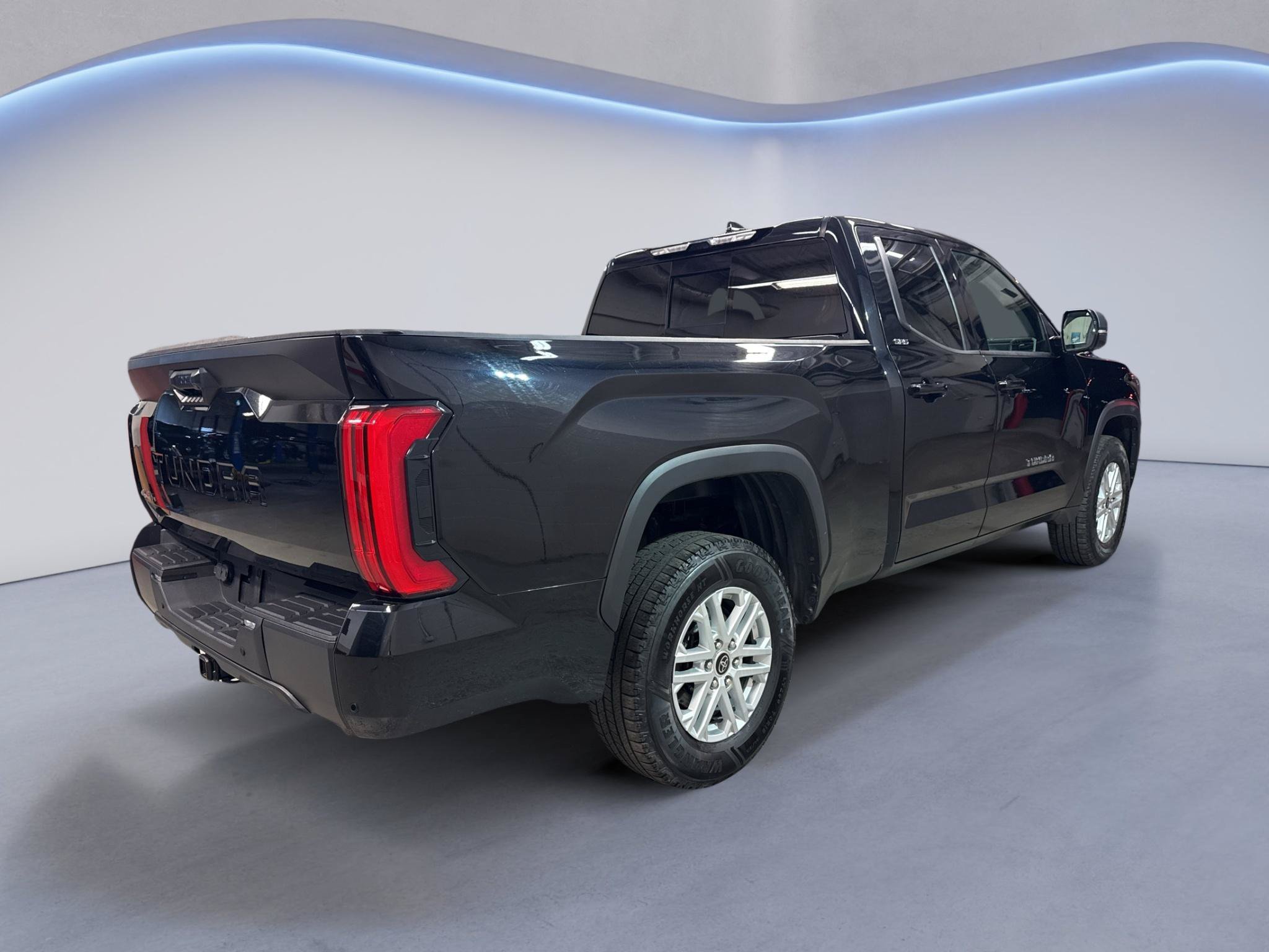 Used 2022 Toyota Tundra SR5 w/ SR5 Premium Package AWD/4WD image 8