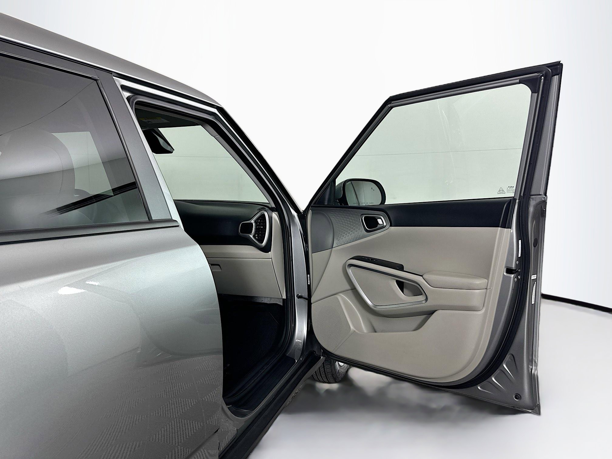 Used 2025 Kia Soul LX w/ LX Technology Package FWD image 30