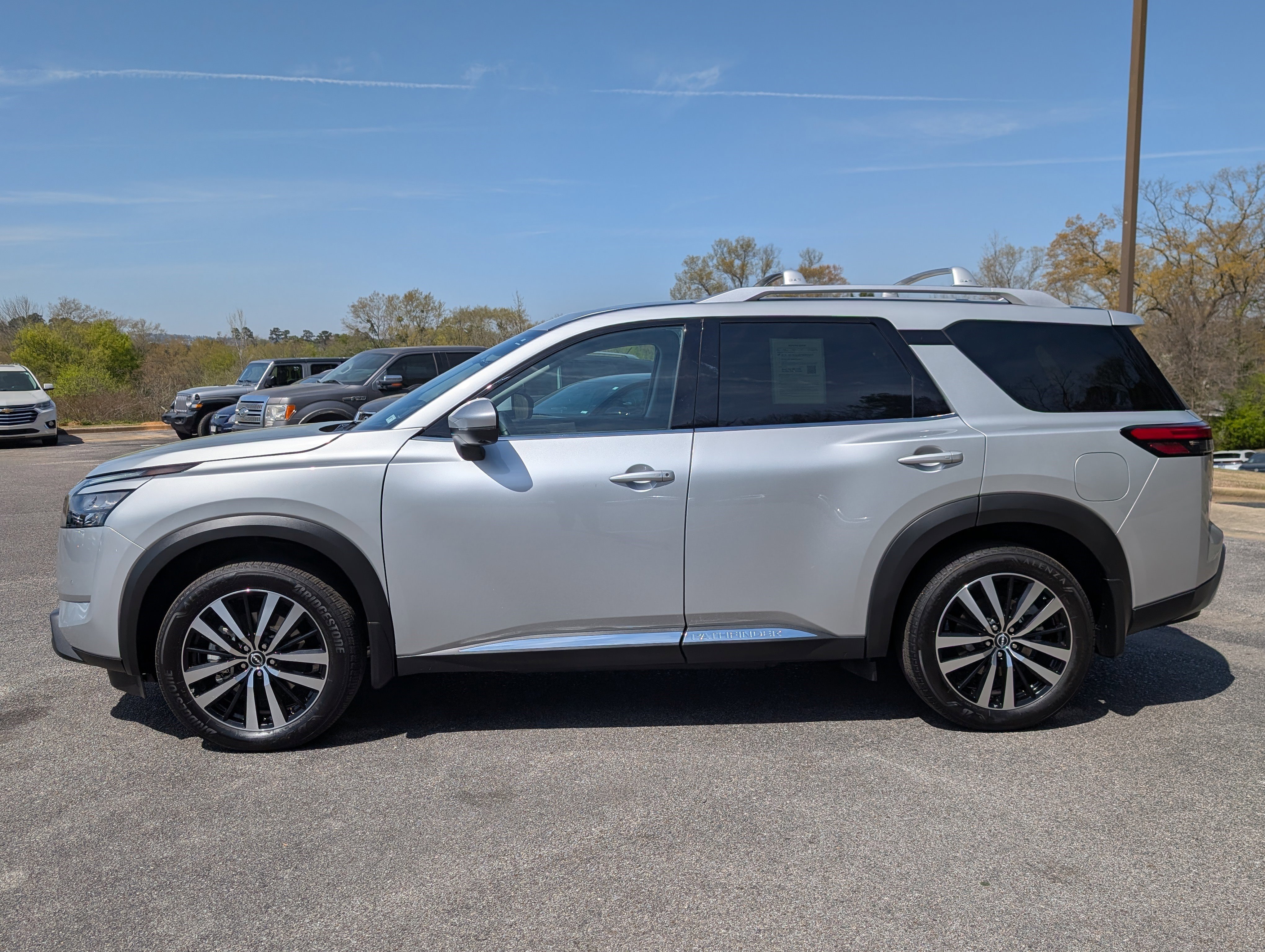 Used 2025 Nissan Pathfinder Platinum FWD image 6
