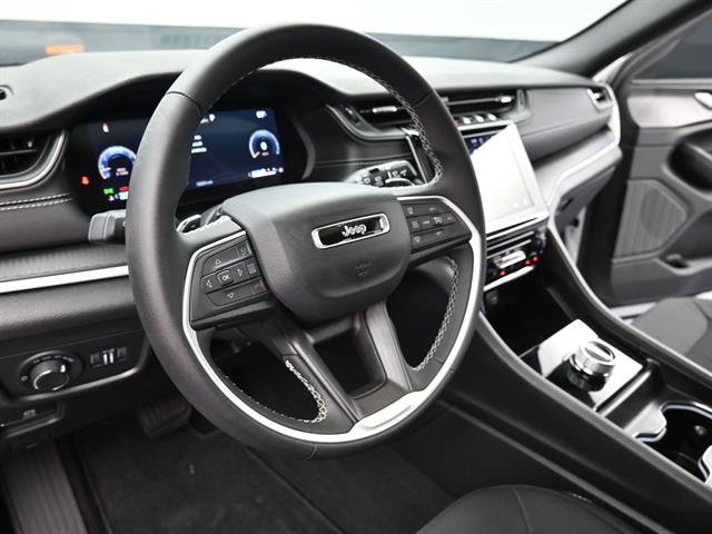 Used 2025 Jeep Grand Cherokee Laredo X image 8