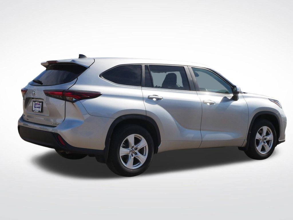 Used 2024 Toyota Highlander LE image 3
