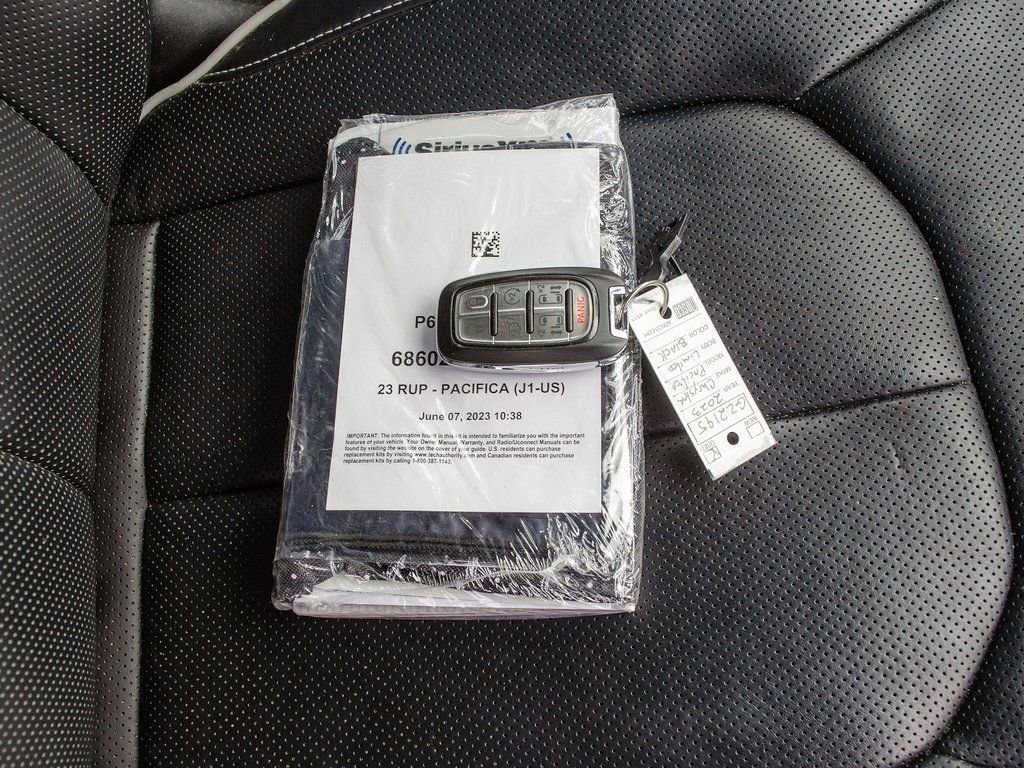 Used 2023 Chrysler Pacifica Limited image 37