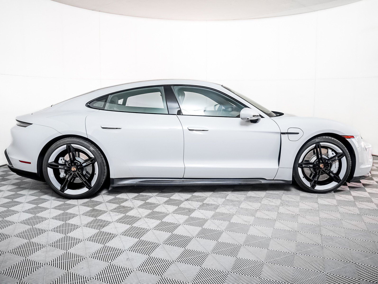 Certified 2021 Porsche Taycan Turbo image 9