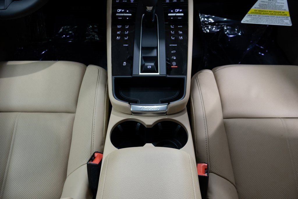 Certified 2025 Porsche Macan image 15
