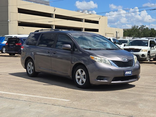 Used 2014 Toyota Sienna LE FWD image 3