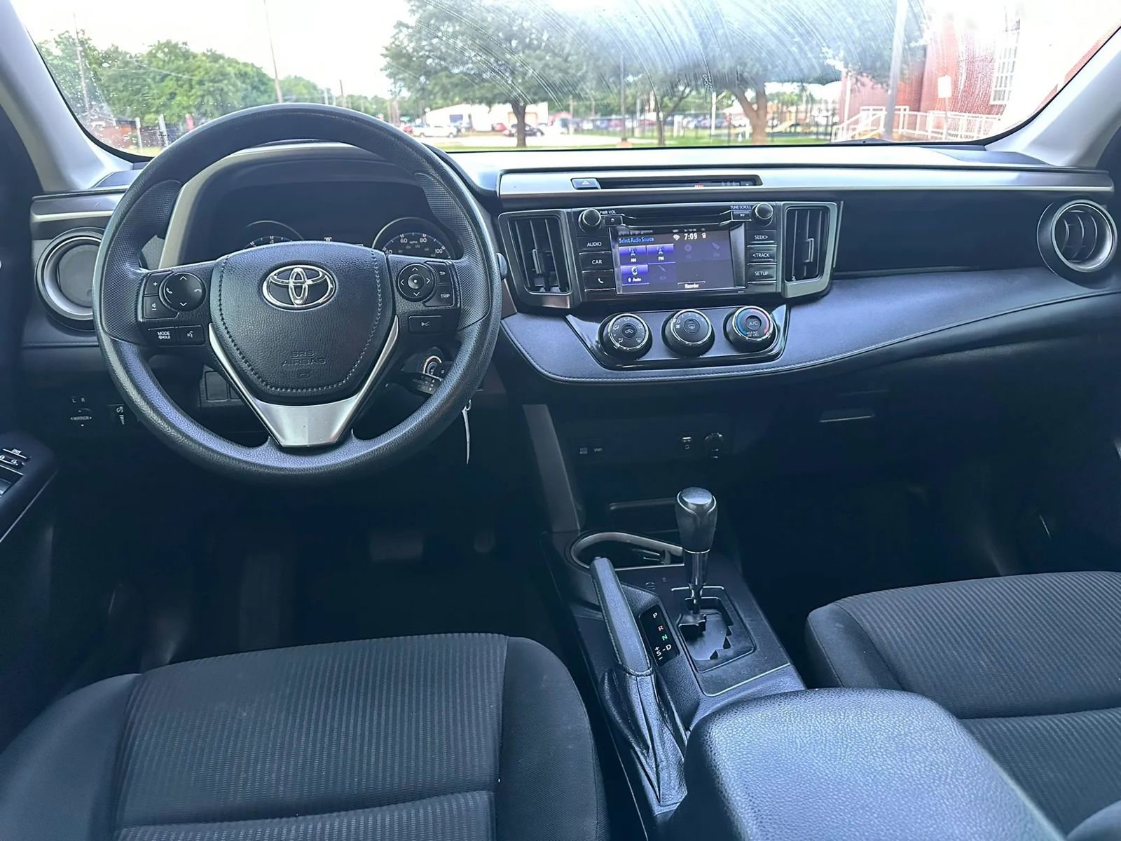 Used 2018 Toyota RAV4 LE FWD image 18