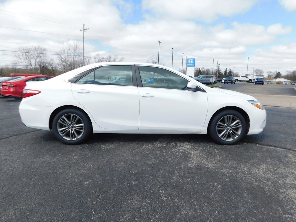 Used 2016 Toyota Camry SE w/ Moonroof Package image 2