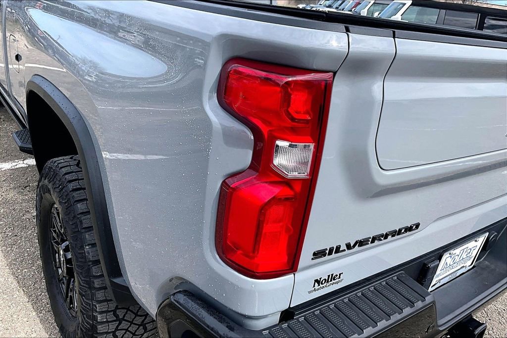 Used 2024 Chevrolet Silverado 2500 ZR2 w/ Technology Package image 31