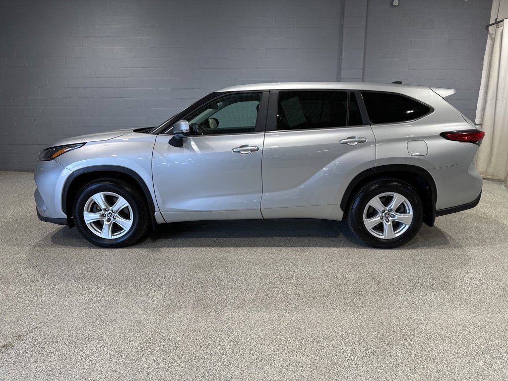 Used 2023 Toyota Highlander LE AWD/4WD image 5