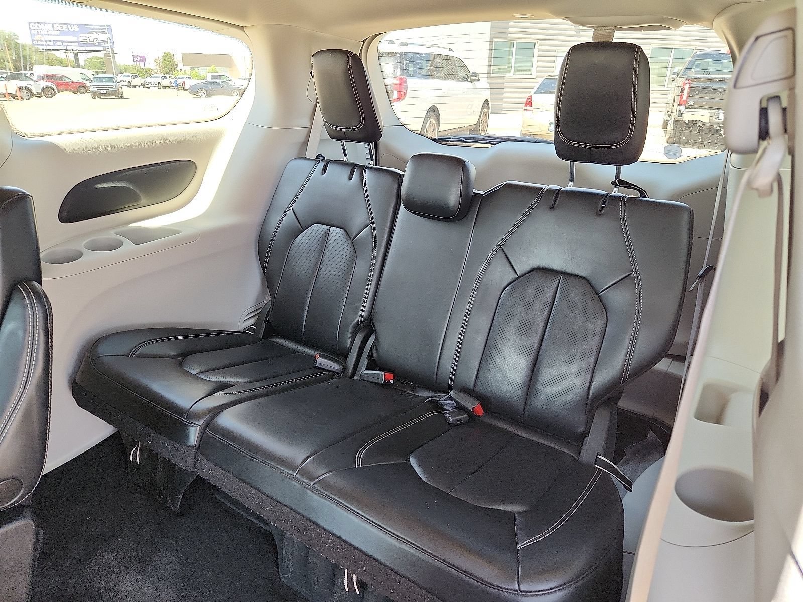 Used 2023 Chrysler Pacifica Touring-L FWD image 8