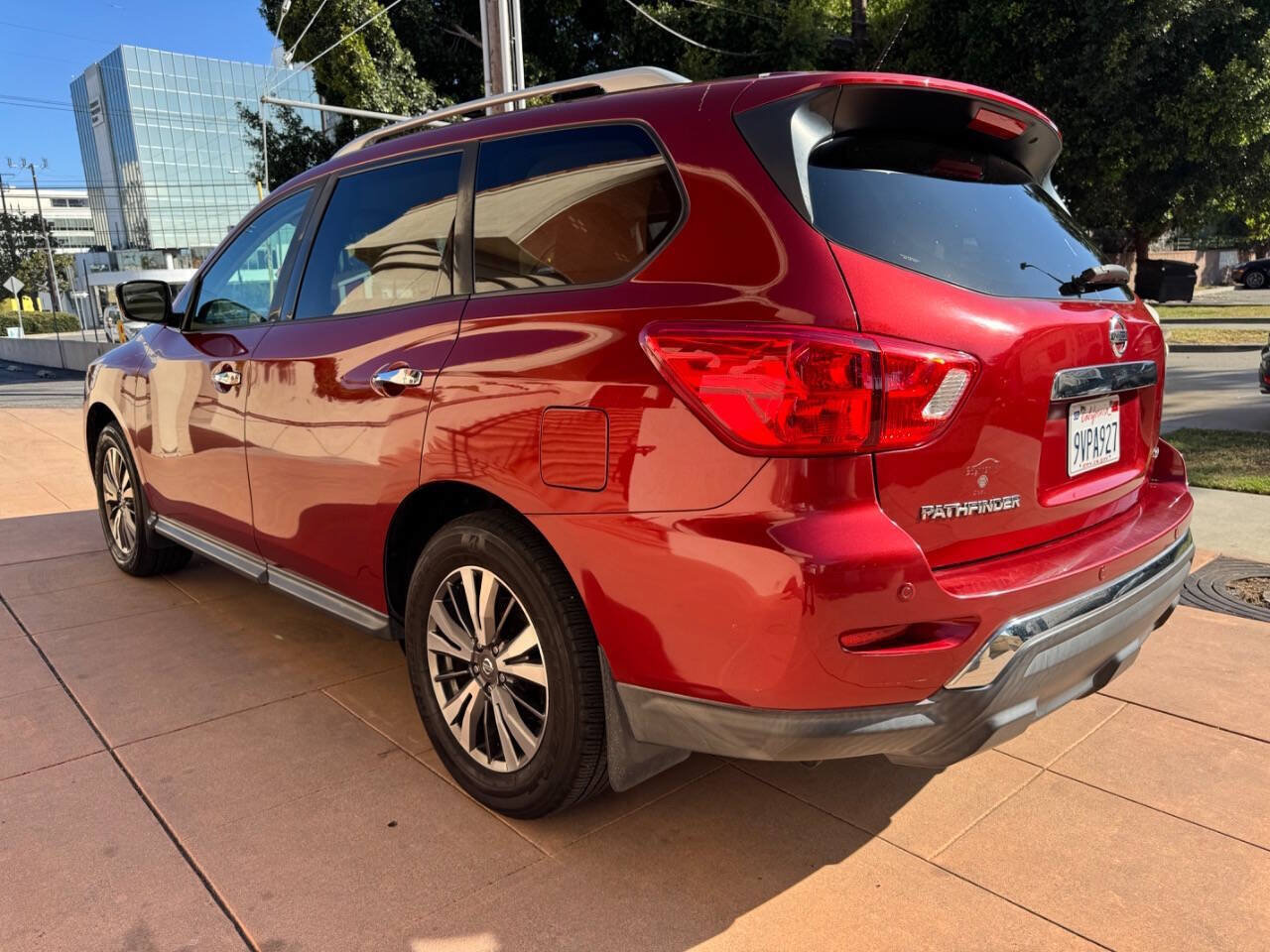 Used 2017 Nissan Pathfinder SV FWD image 5