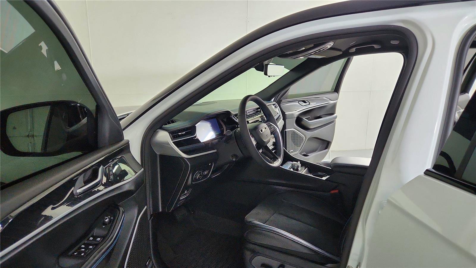 Used 2024 Jeep Grand Cherokee Trailhawk w/ Luxury Tech Group III image 17