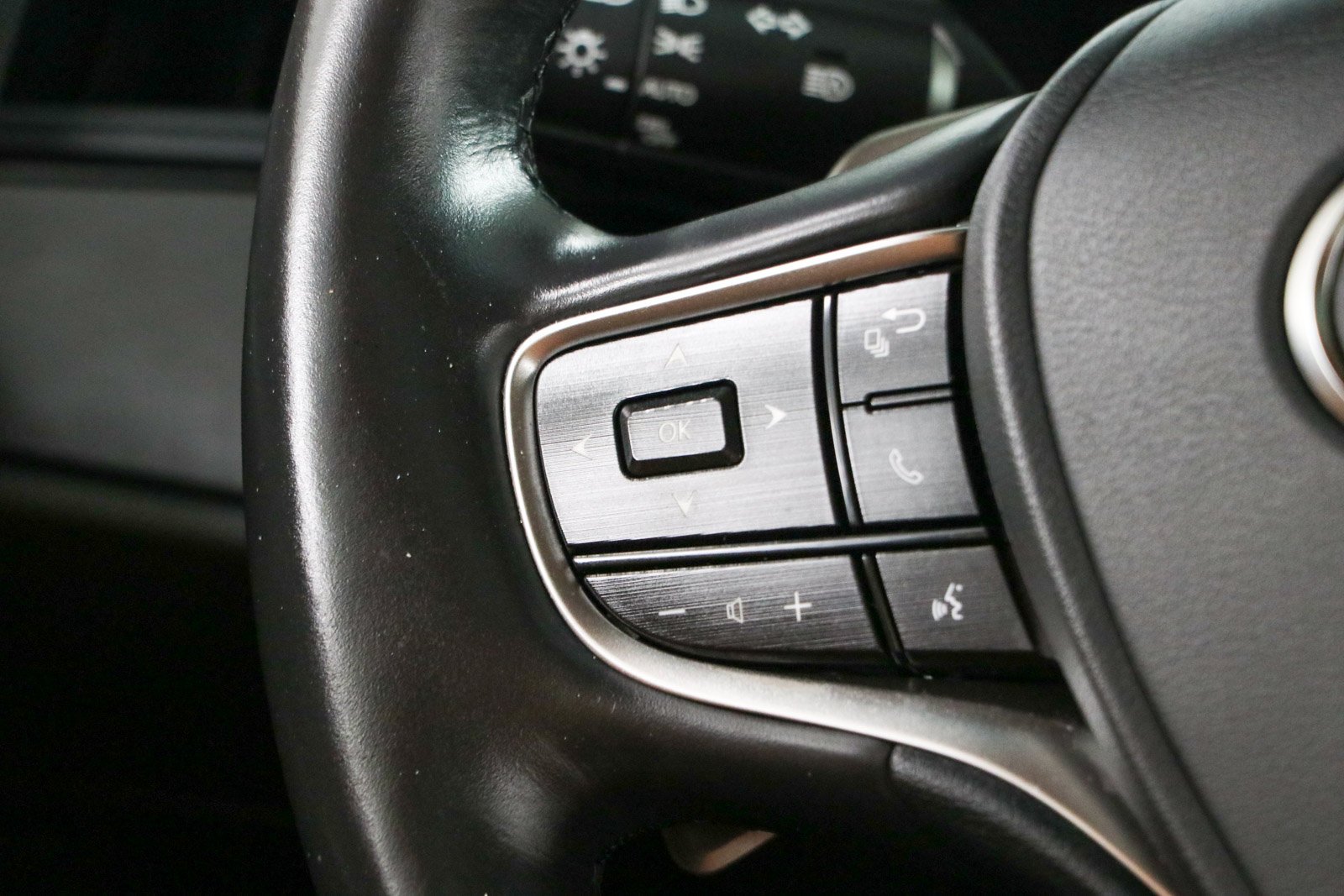 Used 2025 Lexus ES 350 w/ Premium Package FWD image 13