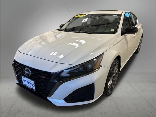 Used 2023 Nissan Altima 2.0 SR FWD image 1