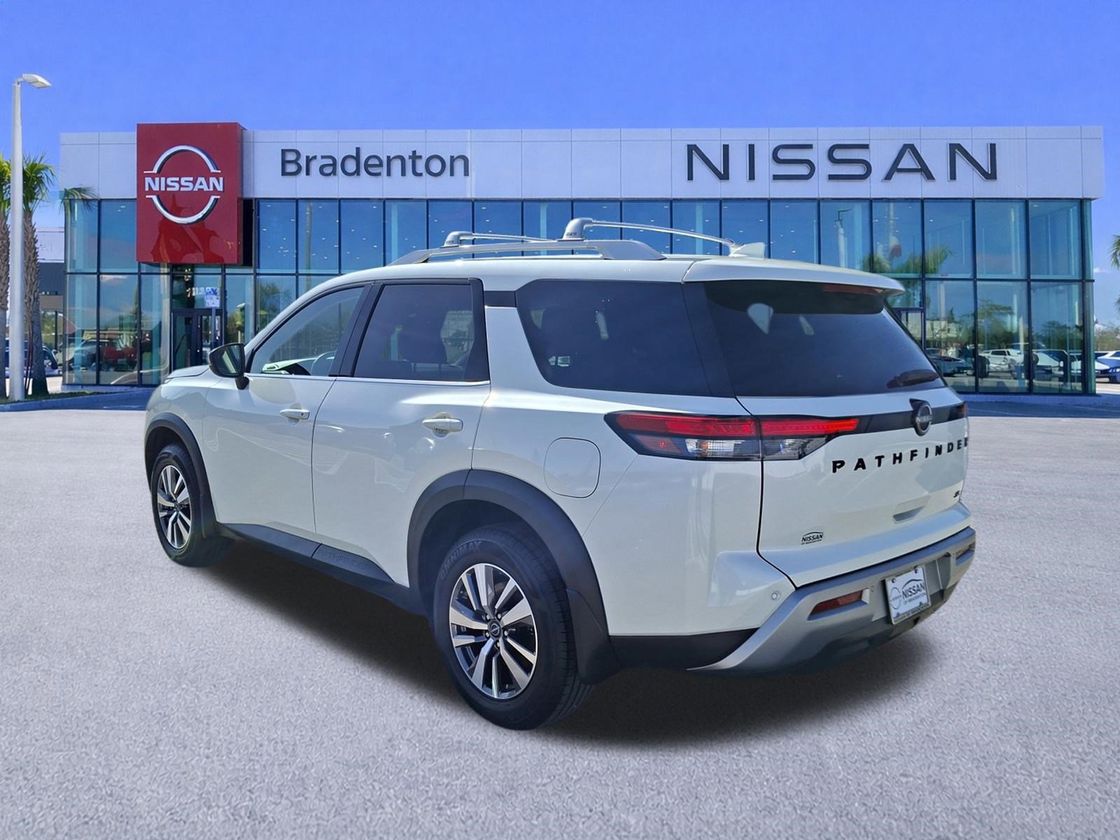 Used 2023 Nissan Pathfinder SL w/ Lighting Package (N92) image 7