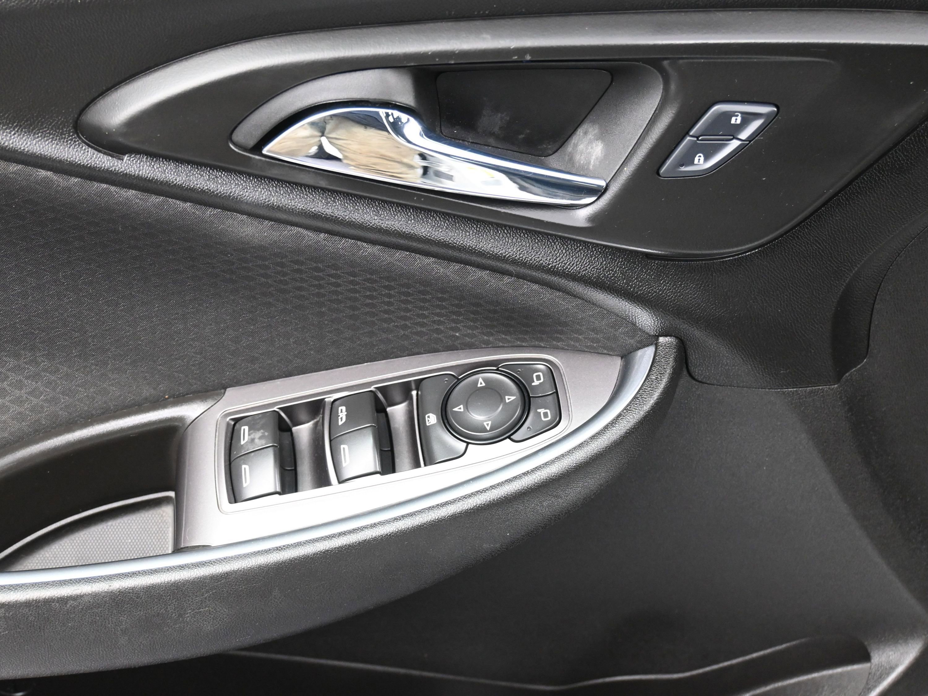 Used 2017 Chevrolet Malibu LT image 16