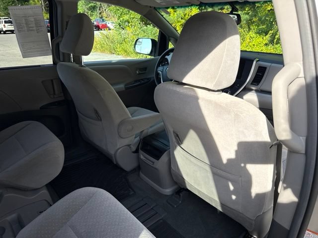 Used 2015 Toyota Sienna LE FWD image 24