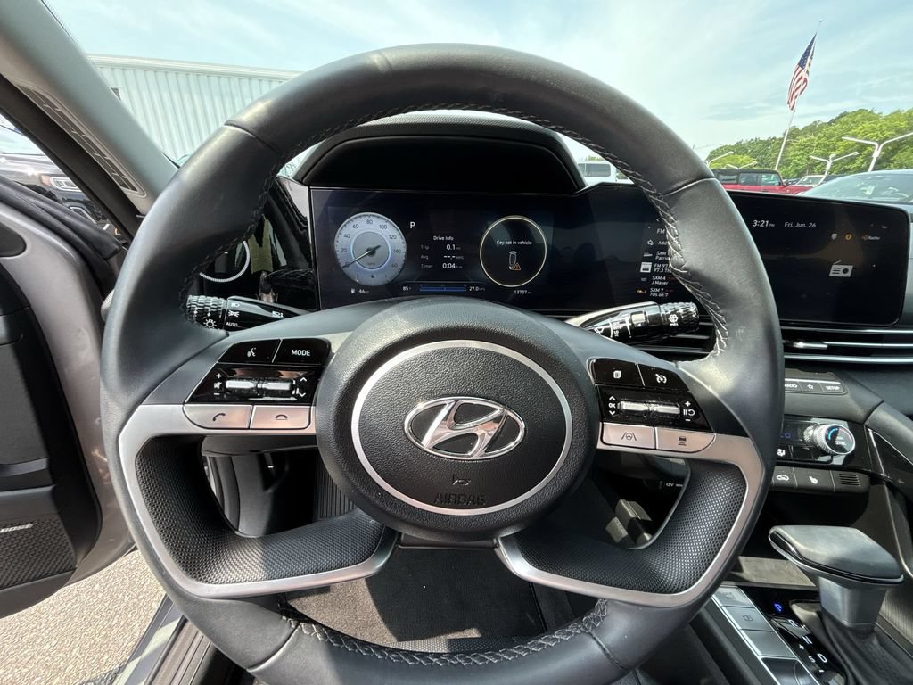 Used 2023 Hyundai Elantra Limited FWD image 11